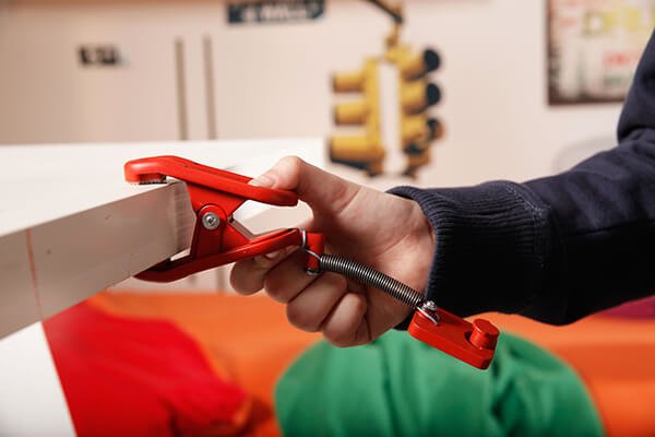 Szczegółowy widok zacisków i czujnika laserowego w grze Chrono Bomb EPEE