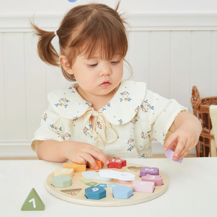 Zbliżenie na kolorowe klocki z cyframi do sortowania w zegarze Viga Toys