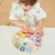 Widok zegara edukacyjnego Viga Toys z wyjmowanymi klockami i pastelowymi kolorami