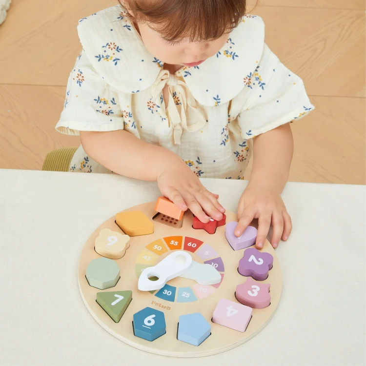 Widok zegara edukacyjnego Viga Toys z wyjmowanymi klockami i pastelowymi kolorami