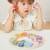 Ręka dziecka obracająca wskazówki zegara sorter kształtów Viga Toys