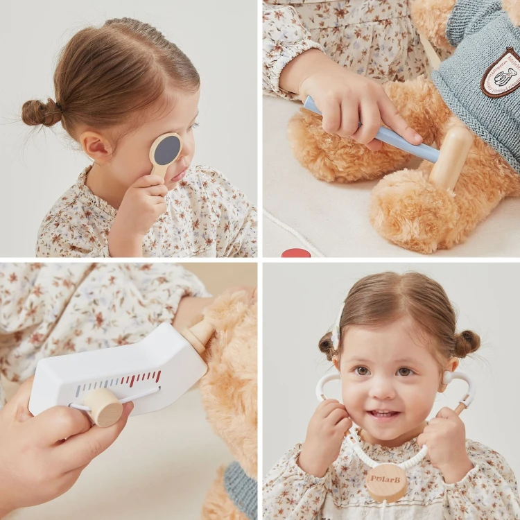 Drewniany młotek neurologiczny z zestawu lekarskiego Viga Toys na jasnym tle