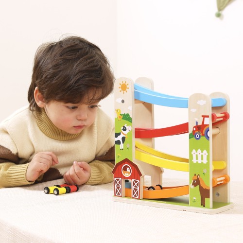 Widok toru wyścigowego Viga Toys z kolorowymi ilustracjami zwierząt i traktora