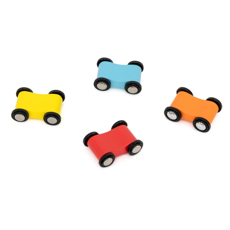 Drewniany tor wyścigowy Viga Toys z kolorowymi samochodzikami w trakcie zabawy