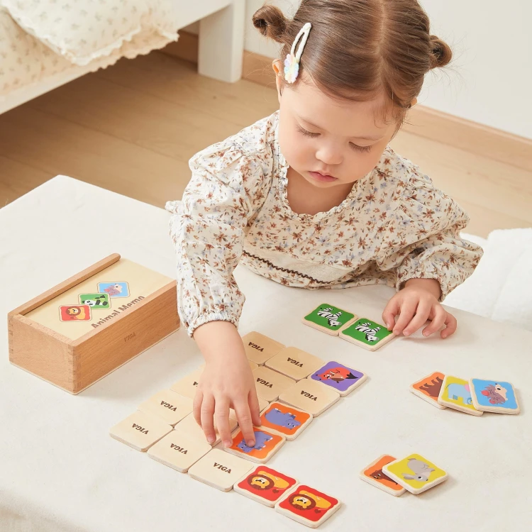 Widok zestawu drewnianej gry Memo Zwierzątka z widocznymi parami kafelków Viga Toys