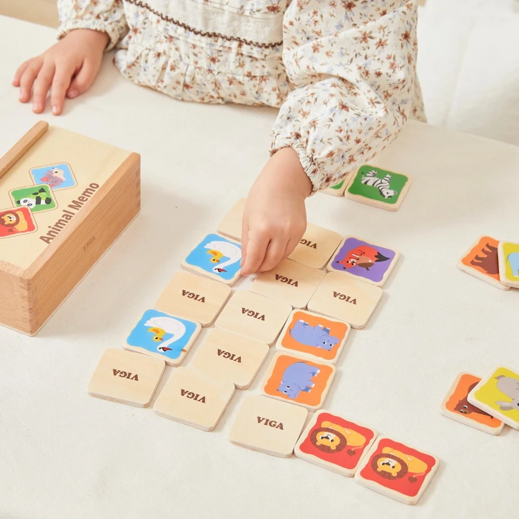 Drewniane pudełko z wysuwanym wieczkiem na drewnianą grę pamięciową Memo Zwierzątka Viga Toys