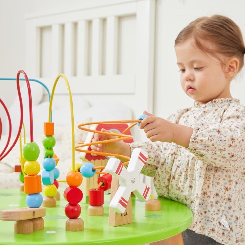 Zbliżenie na przeplatankę i obrotowe koła zębate stolika edukacyjnego Viga Toys