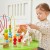 Zbliżenie na przeplatankę i obrotowe koła zębate stolika edukacyjnego Viga Toys