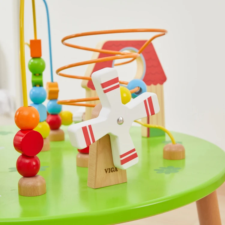 Stolik edukacyjny Viga Toys z widocznym ruchomym wiatrakiem i drewnianymi koralikami