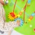 Kolorowa przeplatanka z koralikami na drewnianym stoliku edukacyjnym Viga Toys
