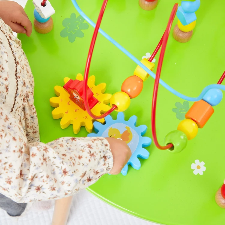 Kolorowa przeplatanka z koralikami na drewnianym stoliku edukacyjnym Viga Toys