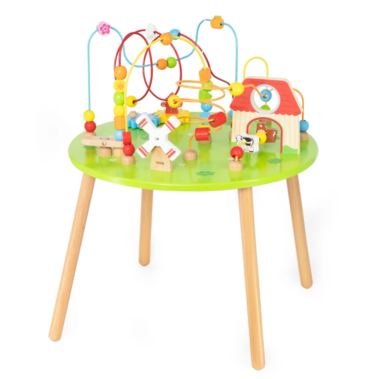 Figurki zwierzątek – krówka i konik – na blacie stolika sensorycznego Viga Toys