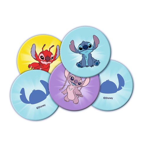 Zbliżenie na 36 okrągłych żetonów z bohaterami Lilo i Stitch w grze Memos
