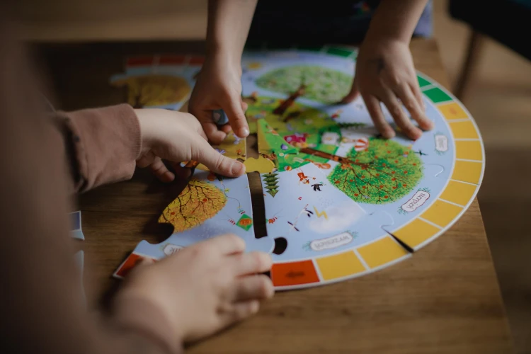 Zbliżenie planszy edukacyjnej gry Rok na okrągło z wyraźnym podziałem na miesiące i pory roku