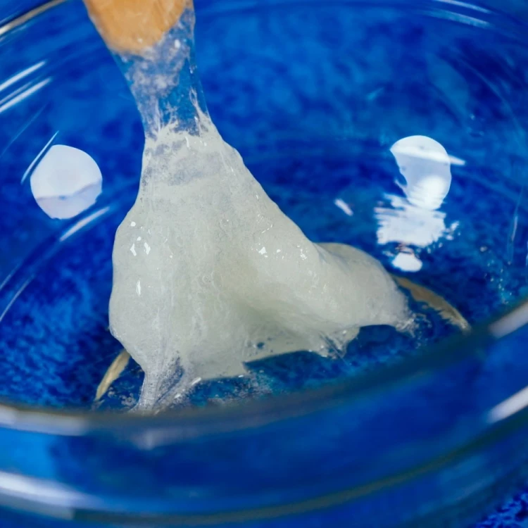 Widok zbliżony na składniki zestawu Crazy Science Slime w ciemności marki Lisciani