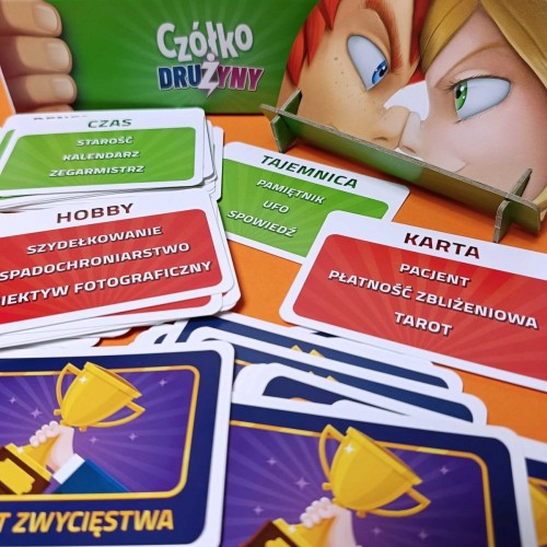 Karty i stojak do gry drużynowej Czółko Drużyny Portal Games - elementy zestawu