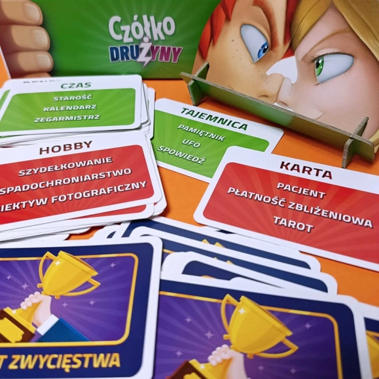 Karty i stojak do gry drużynowej Czółko Drużyny Portal Games - elementy zestawu