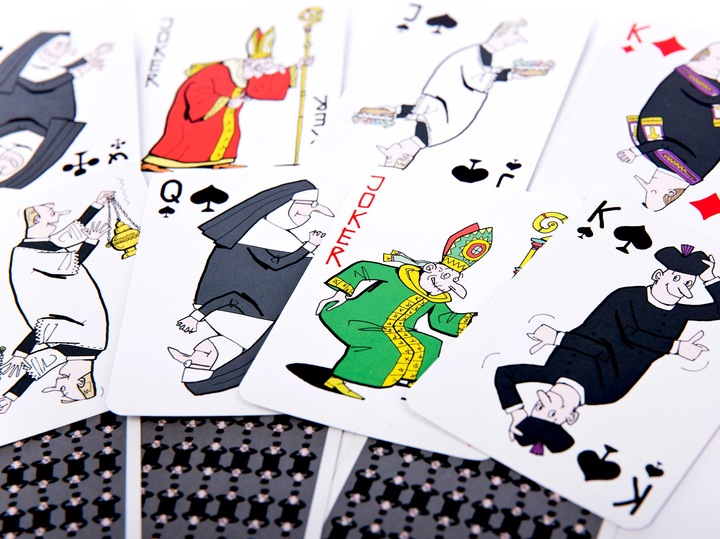 Zestaw kart gry Dupa Biskupa z ilustracjami Andrzeja Mleczki w rozłożonym układzie