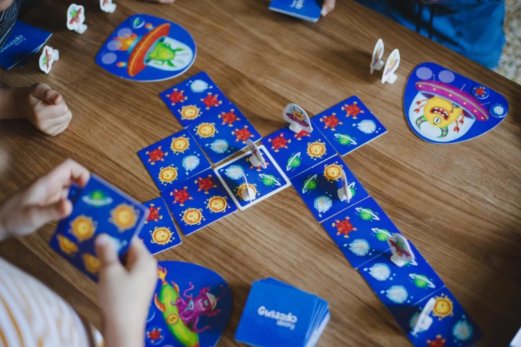 Opakowanie i instrukcja gry edukacyjnej Gwiazdozbiory KUKURYKU