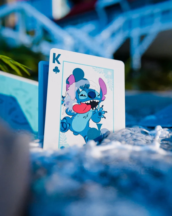 Karty Disney Stitch rozłożone na stole, widok detali i grafik