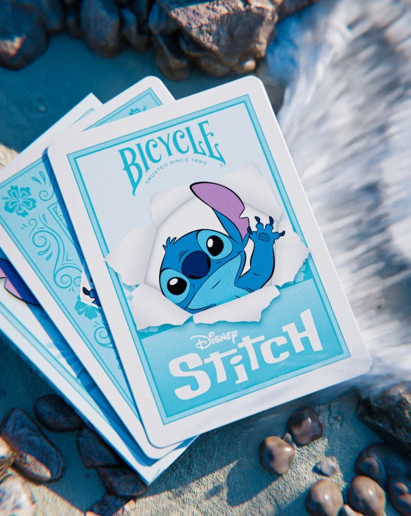 Zbliżenie na karty do gry Disney Stitch z postaciami z filmu