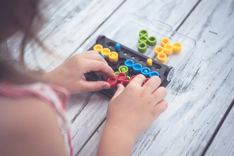 Szczegółowy widok planszy i elementów układanki IQ Twist IUVI Games