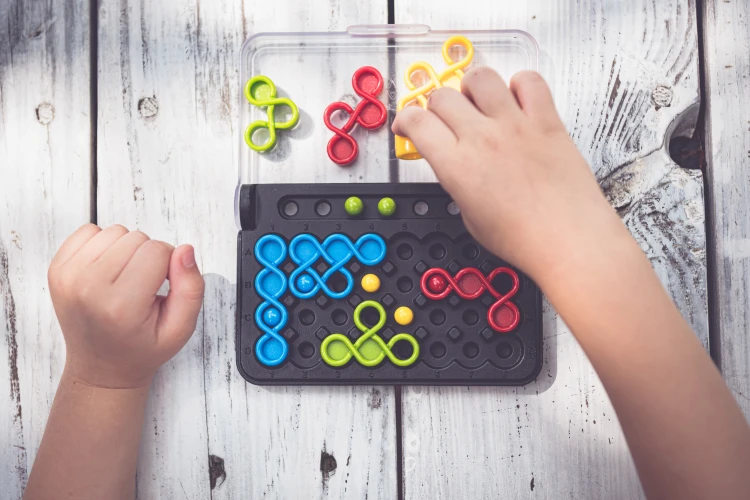 Opakowanie i zawartość gry logicznej IQ Twist IUVI Games na stole