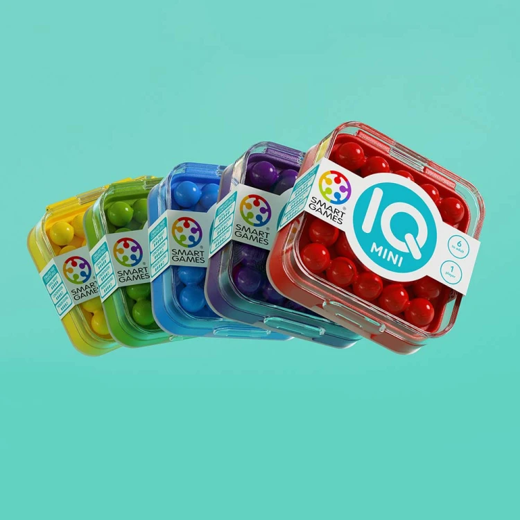 Kolorowe elementy gry IQ Mini IUVI Games ułożone na stole do układania zadań