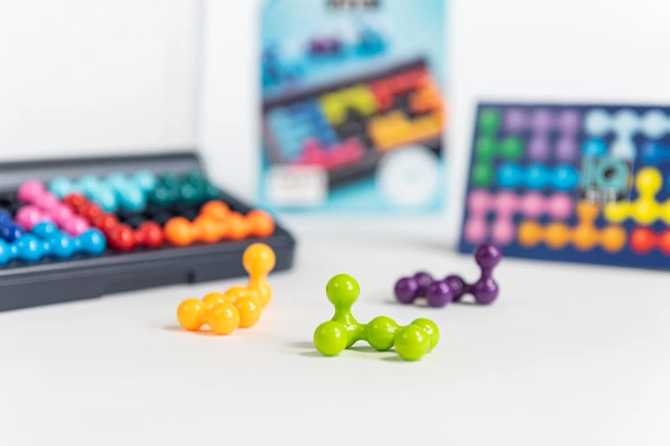 Widok z bliska trójwymiarowych elementów gry IQ Fit IUVI Games z zadaniami logicznymi