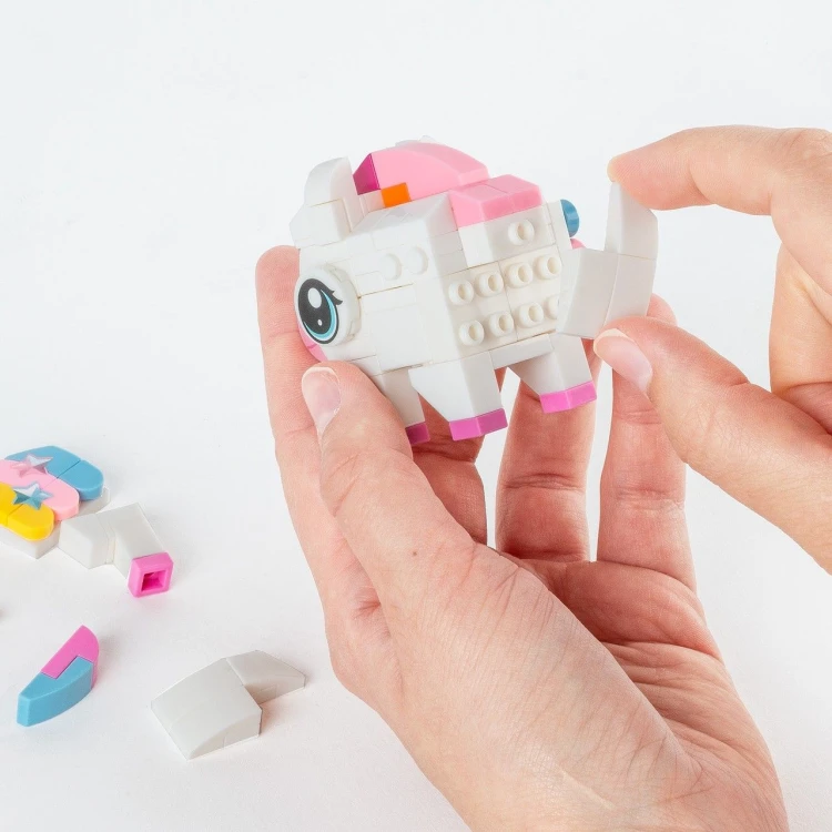 Detal figurki jednorożca Snapets Stella z tęczową aurą i naklejkami do ozdabiania