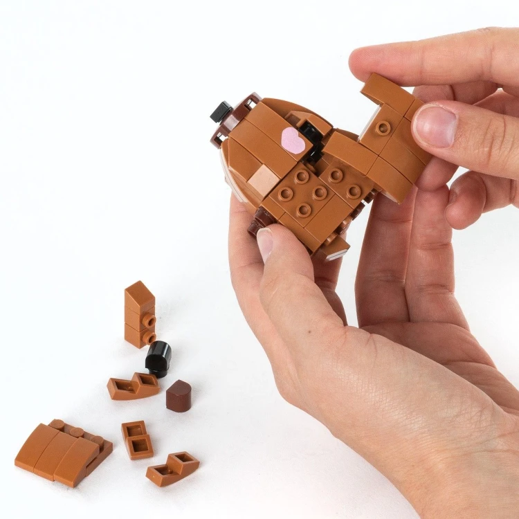 Figurka kapibary Nino z klocków Snapets o wymiarach 5×5×7 cm