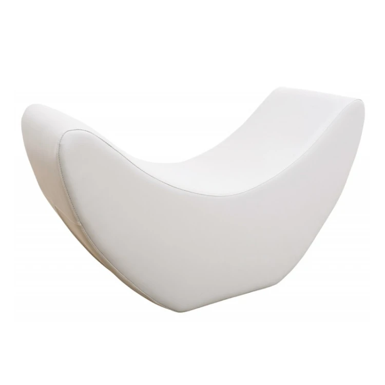 Szary bujak w kształcie banana ustawiony na podłodze sali zabaw; widoczna ekoskóra i ergonomiczny kształt sprzyjający równowadze dzieci