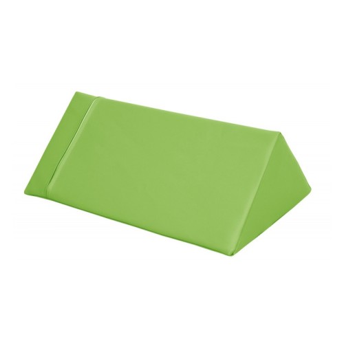 Zielony trójkąt piankowy 60 x 30 x 30 cm ustawiony obok innych kształtek, pokazujący proporcje i zastosowanie w sali zabaw