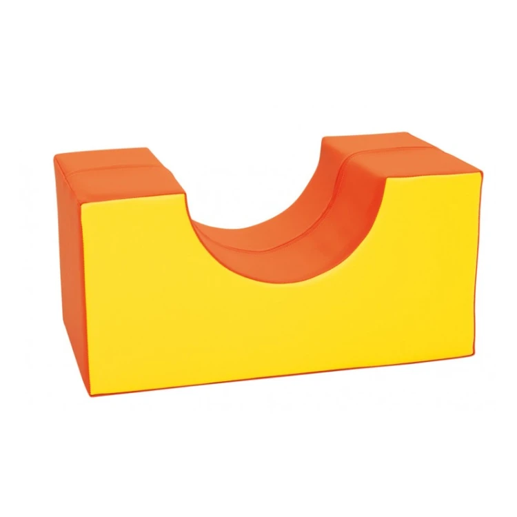 Mostek-mini 60 x 30 x 30 cm ustawiony na podłodze jako fragment zestawu kształtek piankowych w sali zabaw