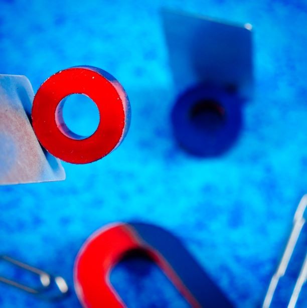 Plansza do eksperymentów magnetycznych Magnetyzm Lisciani z widocznymi magnesami