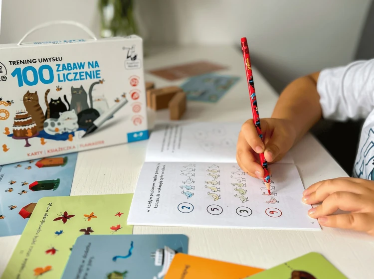 Ilustracje i zadania matematyczne w książeczce 100 zabaw na liczenie Kapitan Nauka