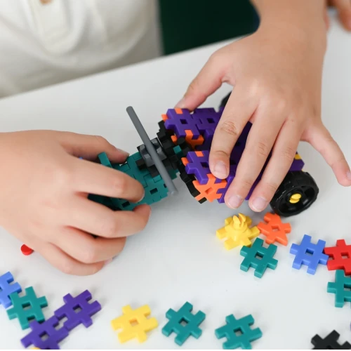 Zbliżenie na koła i osie w zestawie klocków konstrukcyjnych Basic Tech+ MELI