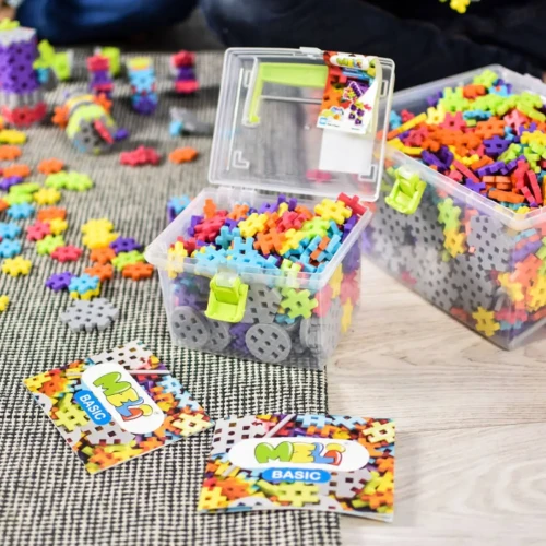 Kolorowe elementy klocków konstrukcyjnych Basic Constructor Travel Box MELI ułożone na stole