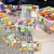 Kolorowe elementy klocków konstrukcyjnych Basic Constructor Travel Box MELI ułożone na stole