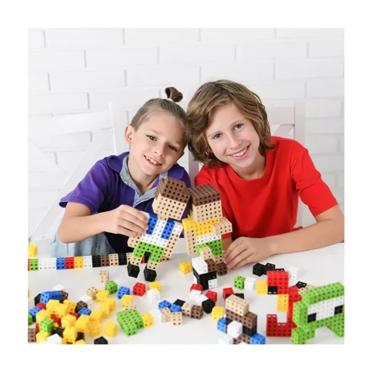 Kolorowe elementy klocków Cube EDU MELI ułożone w geometryczne wzory
