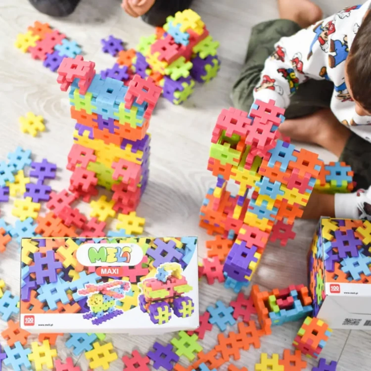 Klocki MAXI Classic MELI ułożone w kolorowy wzór na podłodze
