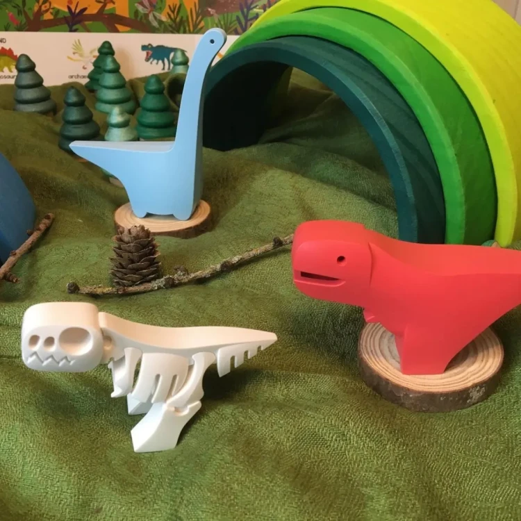 Dinozaury Half Toys z kolorowymi osłonami i widocznymi elementami szkieletu