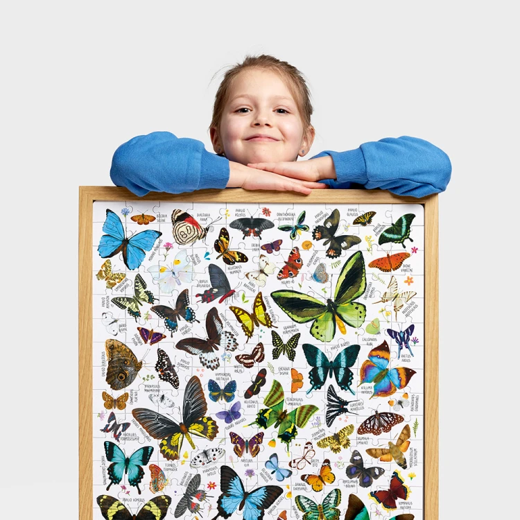 Szczegółowy fragment puzzli Puzzlove Motyle – zbliżenie na motyla i elementy układanki