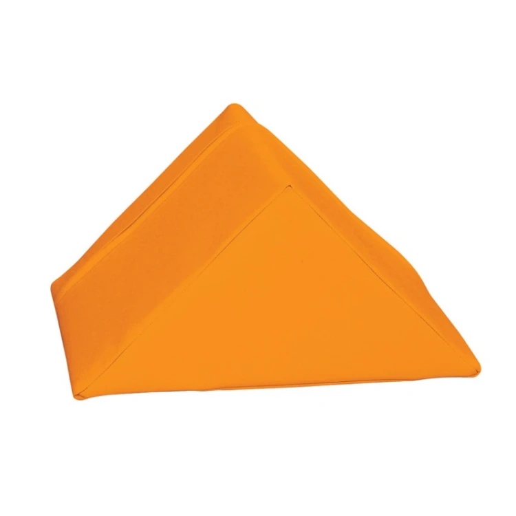 Pomarańczowy trójkąt piankowy 30 x 30 x 30 cm ustawiony pionowo, pokazany na neutralnym tle z widocznym konturem krawędzi