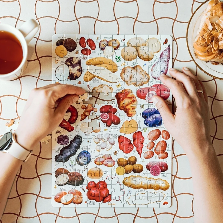 Zbliżenie na elementy puzzli Ziemniaki Bright Junior Media z kolorowymi grafikami ziemniaków