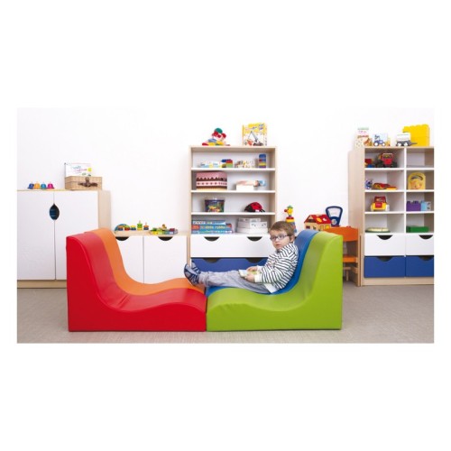 Fotel dla 1 dziecka SOFT Relax ustawiony w kąciku czytelniczym przedszkola, pokazujący proporcje 40 cm x 80 cm