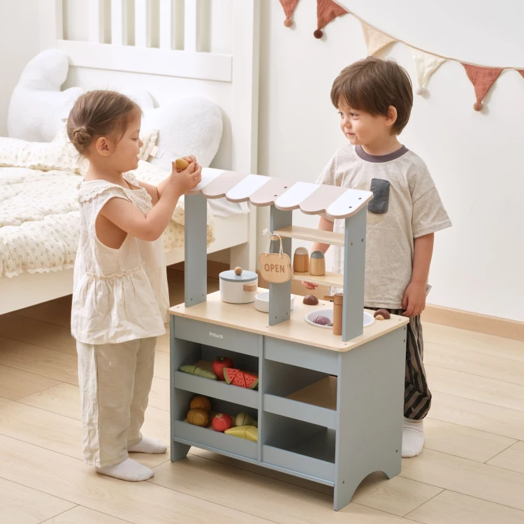 Zbliżenie na pokrętła z klikającym dźwiękiem w kuchni i sklepie Viga Toys