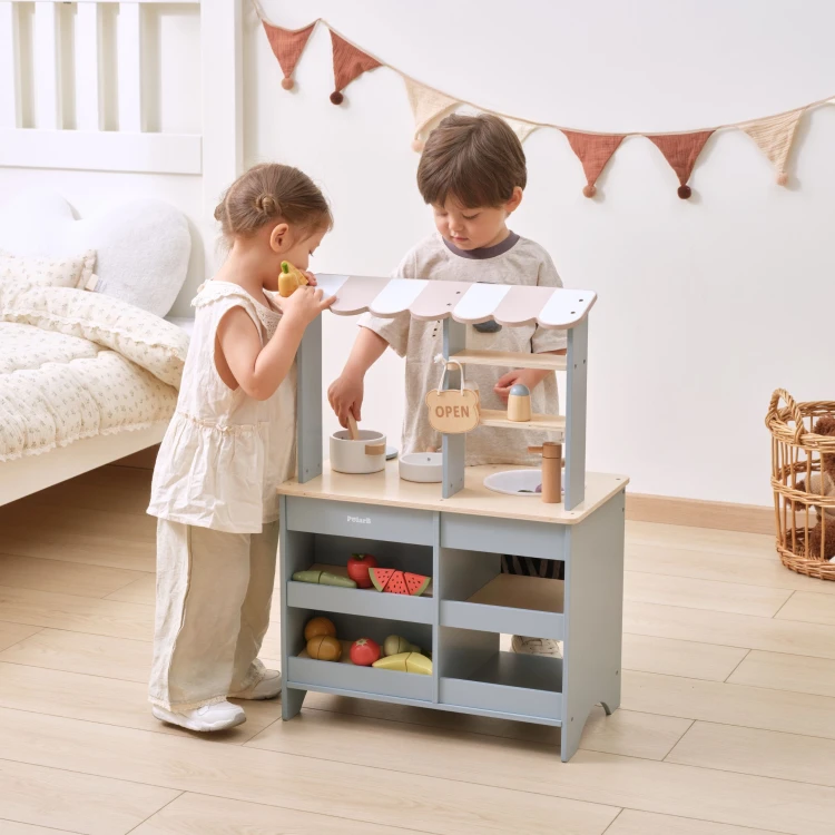 Detal plecionych drzwiczek w drewnianej kuchni i sklepie Viga Toys