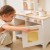 Przestrzeń ekspozycyjna sklepu w kuchni i sklepie 2w1 Viga Toys z nachyloną półką