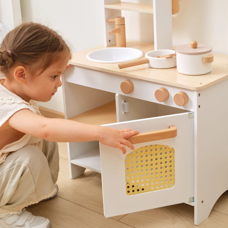 Przestrzeń ekspozycyjna sklepu w kuchni i sklepie 2w1 Viga Toys z nachyloną półką
